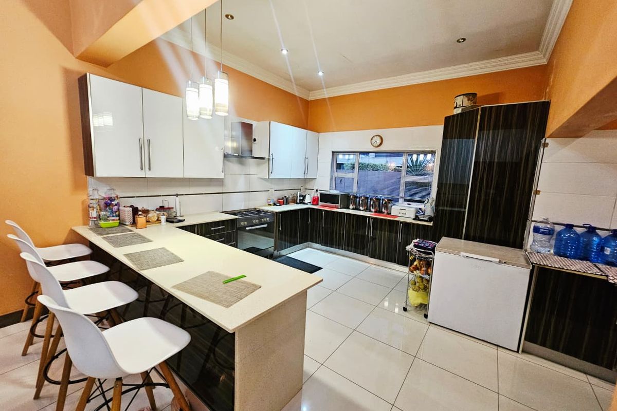 A Beautiful 4 Bedroom 4.5 Bathroom House for sale in Monavoni - Photo 5