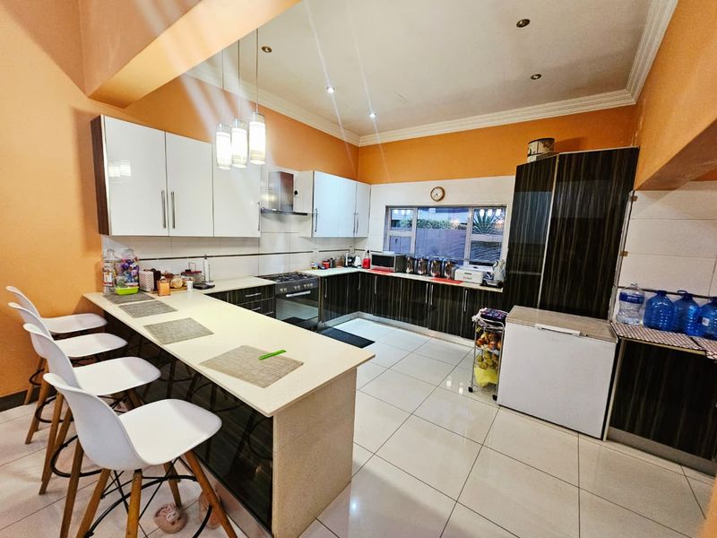 A Beautiful 4 Bedroom 4.5 Bathroom House for sale in Monavoni - Photo 5