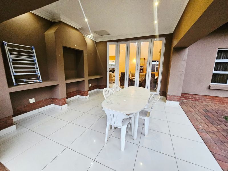 A Beautiful 4 Bedroom 4.5 Bathroom House for sale in Monavoni - Photo 10