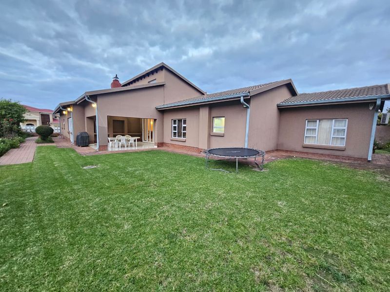 A Beautiful 4 Bedroom 4.5 Bathroom House for sale in Monavoni - Photo 9