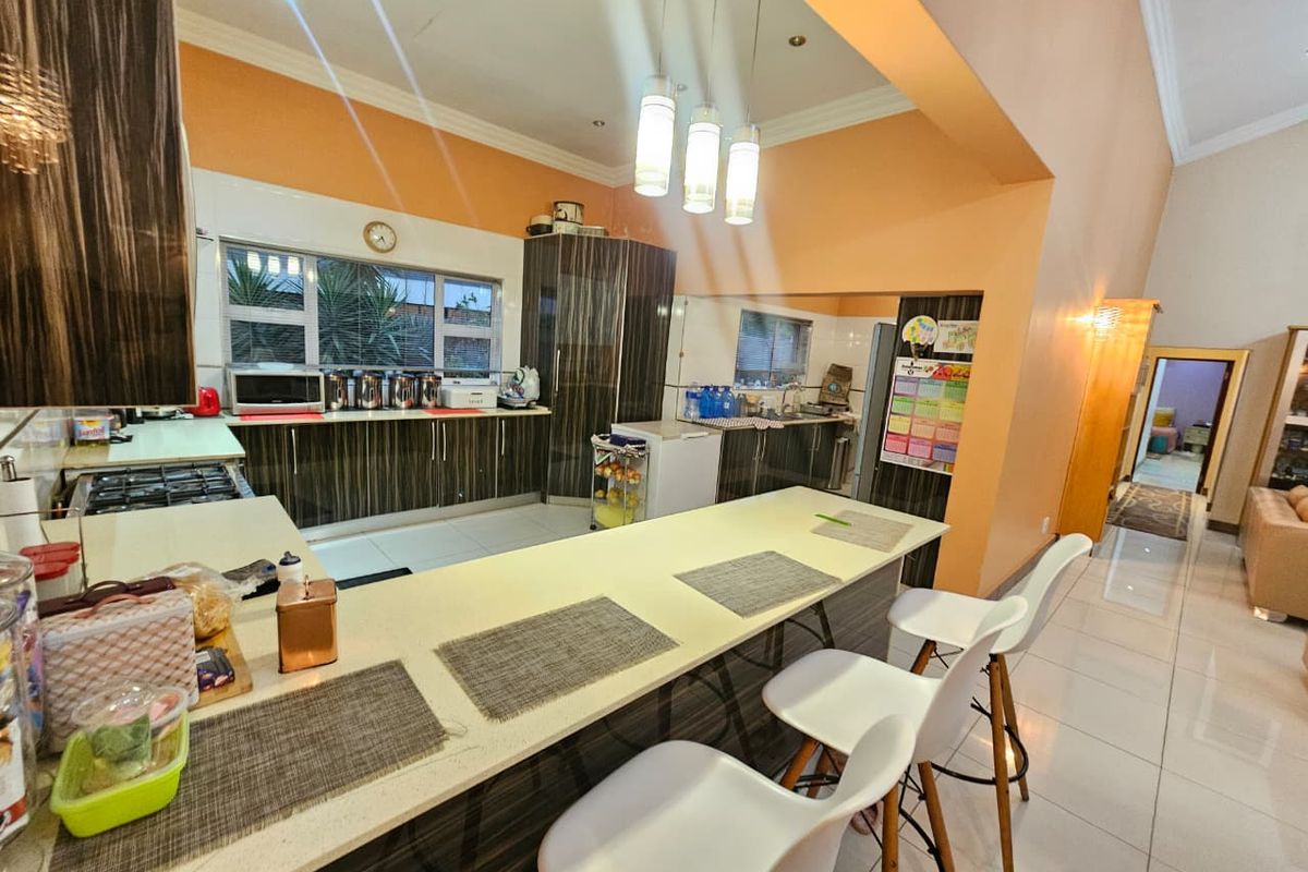 A Beautiful 4 Bedroom 4.5 Bathroom House for sale in Monavoni - Photo 4