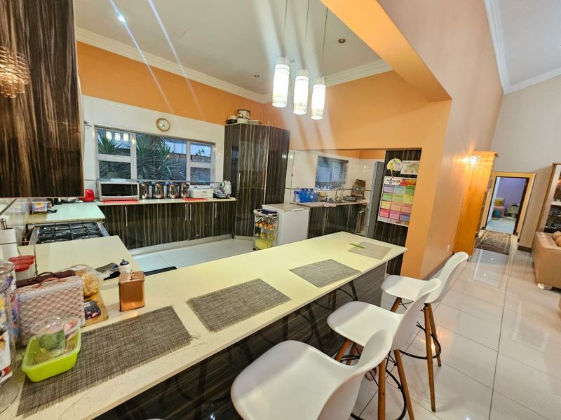 A Beautiful 4 Bedroom 4.5 Bathroom House for sale in Monavoni - Photo 4