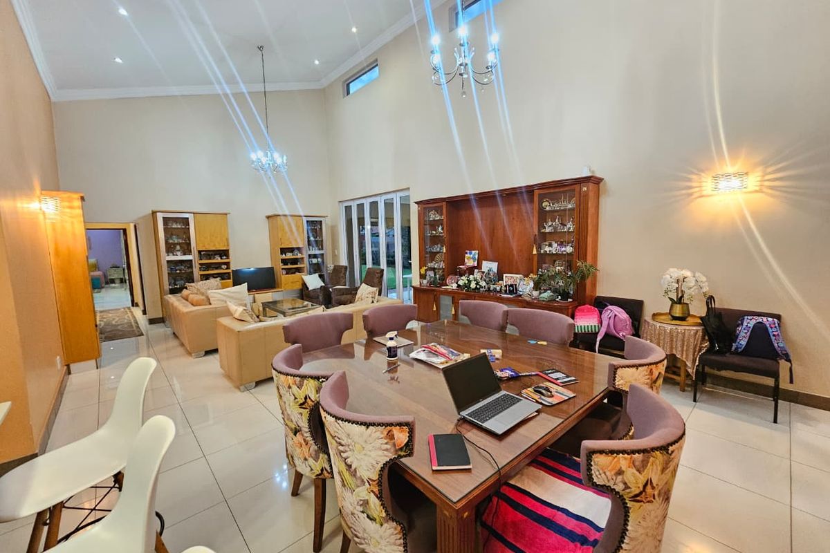 A Beautiful 4 Bedroom 4.5 Bathroom House for sale in Monavoni - Photo 3