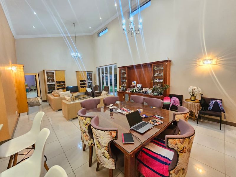 A Beautiful 4 Bedroom 4.5 Bathroom House for sale in Monavoni - Photo 3