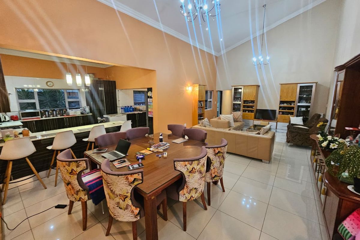 A Beautiful 4 Bedroom 4.5 Bathroom House for sale in Monavoni - Photo 2