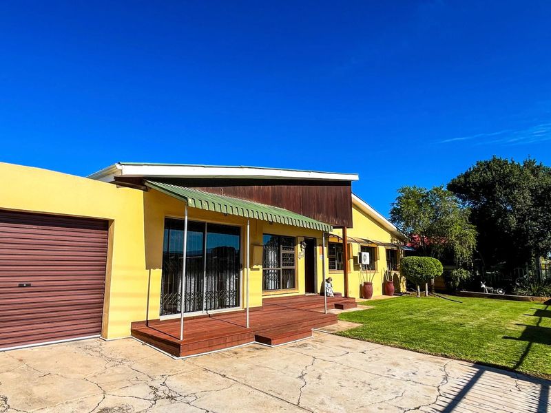 Beautiful and cozy family home in sought-after Manor Heights, Despatch. - Photo 3
