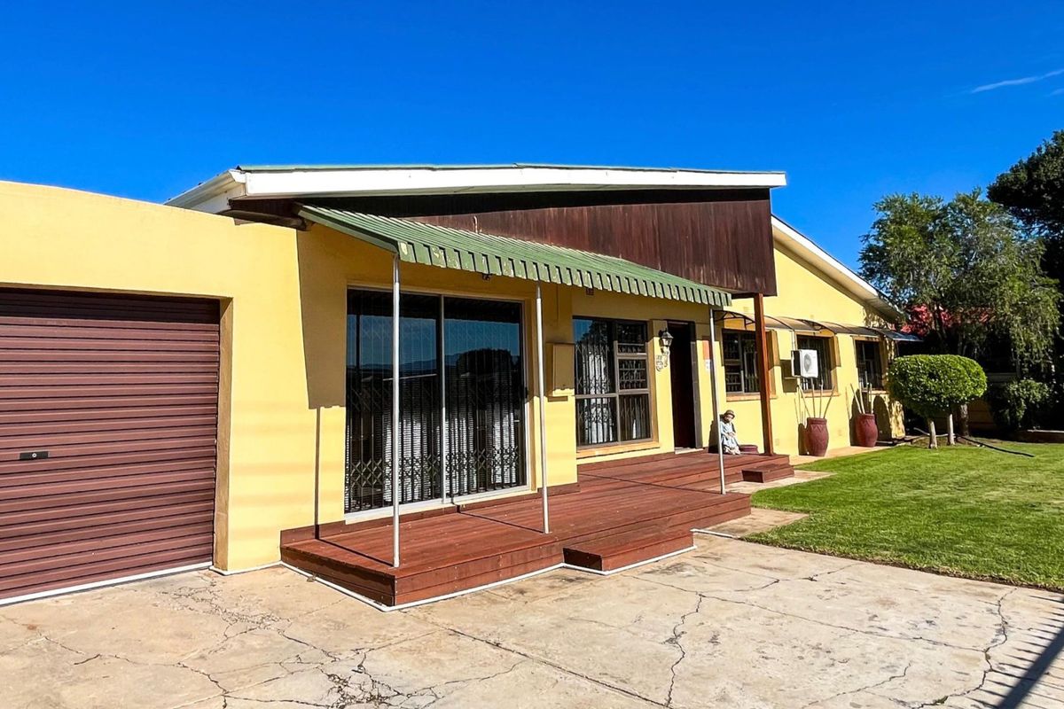 Beautiful and cozy family home in sought-after Manor Heights, Despatch. - Photo 2