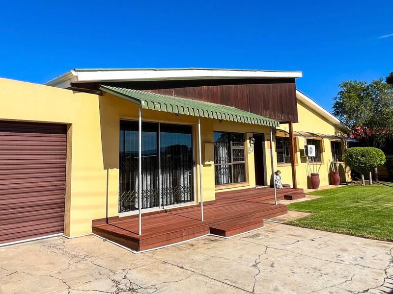 Beautiful and cozy family home in sought-after Manor Heights, Despatch. - Photo 2