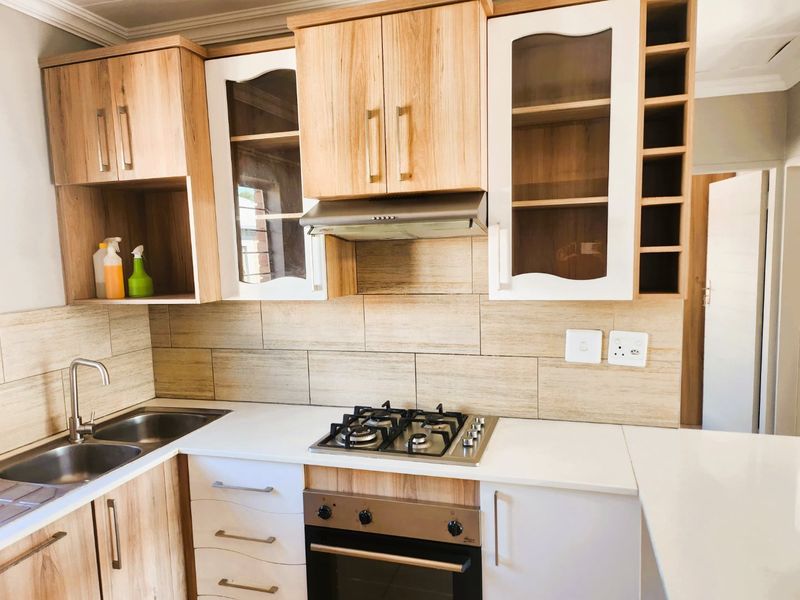 Spacious 2.5 Bedroom Ground Floor Apartment with Private Garden – Grand west, Andeon  - Photo 5
