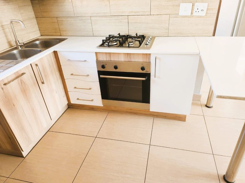 Spacious 2.5 Bedroom Ground Floor Apartment with Private Garden – Grand west, Andeon  - Photo 6