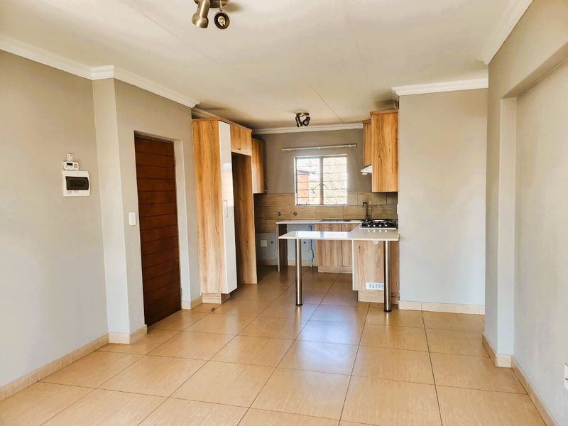 Spacious 2.5 Bedroom Ground Floor Apartment with Private Garden – Grand west, Andeon  - Photo 3