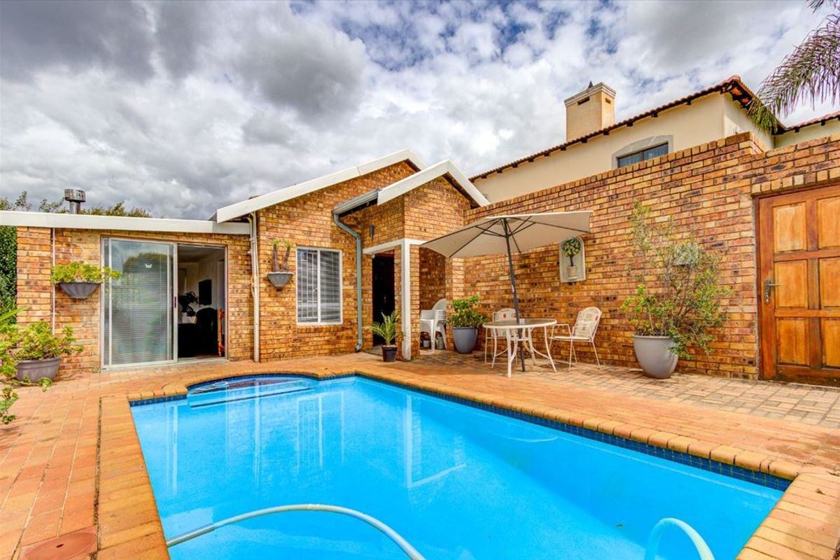 Spacious Family Home with Pool and Double Garage - Photo 3