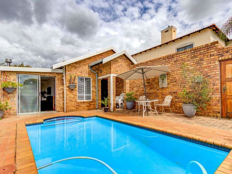 Spacious Family Home with Pool and Double Garage - Photo 3