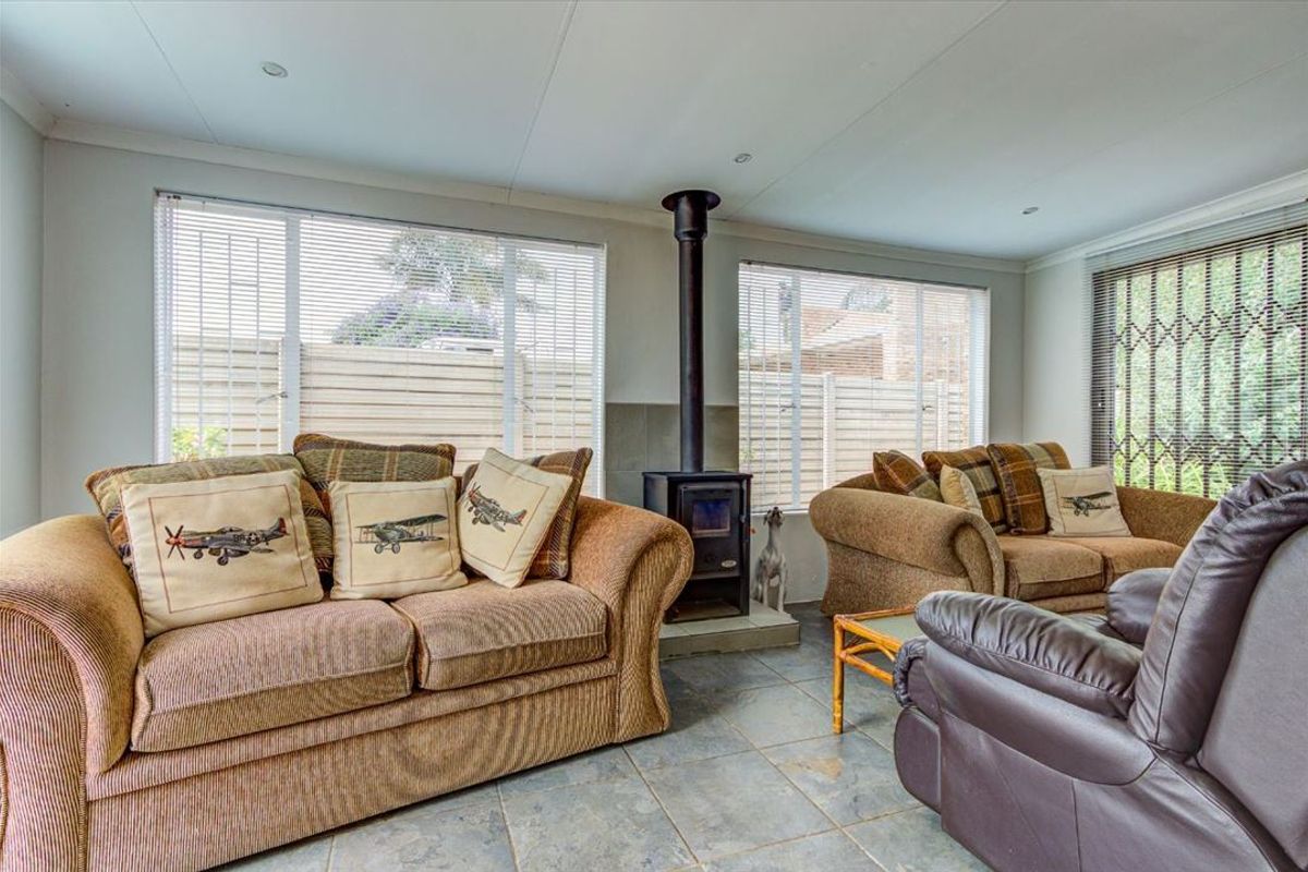 Spacious Family Home with Pool and Double Garage - Photo 2