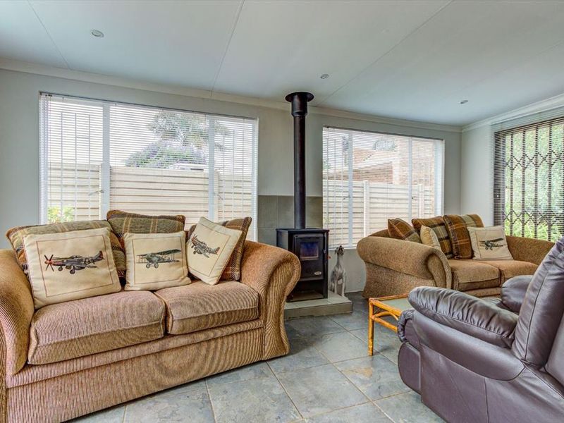 Spacious Family Home with Pool and Double Garage - Photo 2