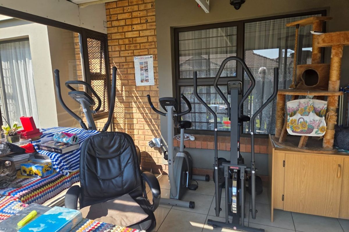 MODERN PET-FRIENDLY SIMPLEX IN A BEAUTIFUL LIFESTYLE ESTATE FOR OVER 50s - Photo 4