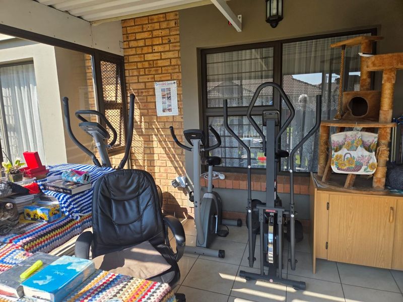 MODERN PET-FRIENDLY SIMPLEX IN A BEAUTIFUL LIFESTYLE ESTATE FOR OVER 50s - Photo 4