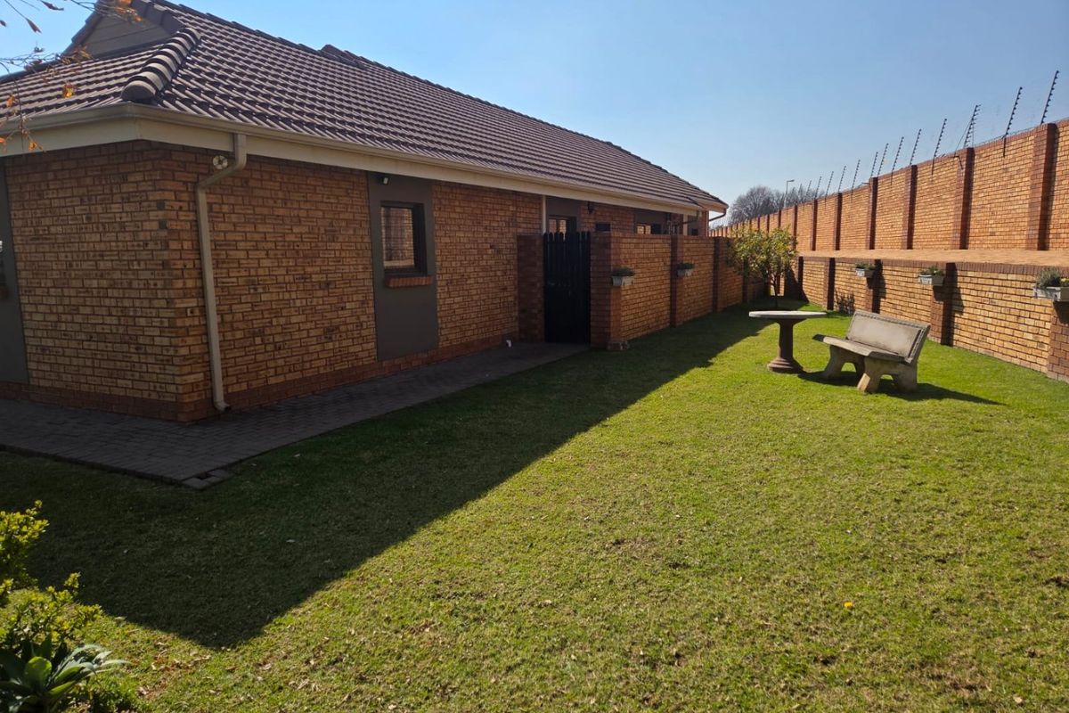 MODERN PET-FRIENDLY SIMPLEX IN A BEAUTIFUL LIFESTYLE ESTATE FOR OVER 50s - Photo 2