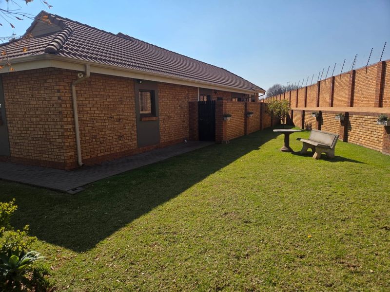 MODERN PET-FRIENDLY SIMPLEX IN A BEAUTIFUL LIFESTYLE ESTATE FOR OVER 50s - Photo 2