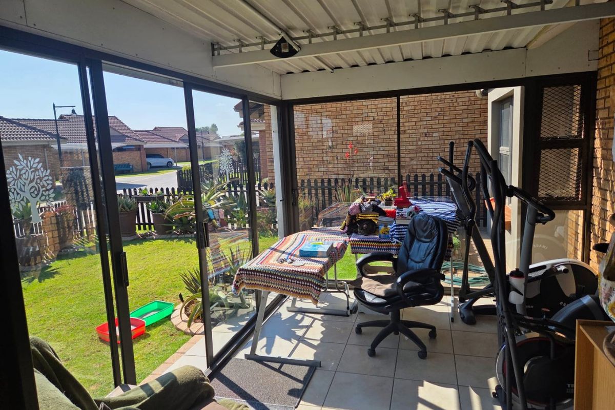 MODERN PET-FRIENDLY SIMPLEX IN A BEAUTIFUL LIFESTYLE ESTATE FOR OVER 50s - Photo 5
