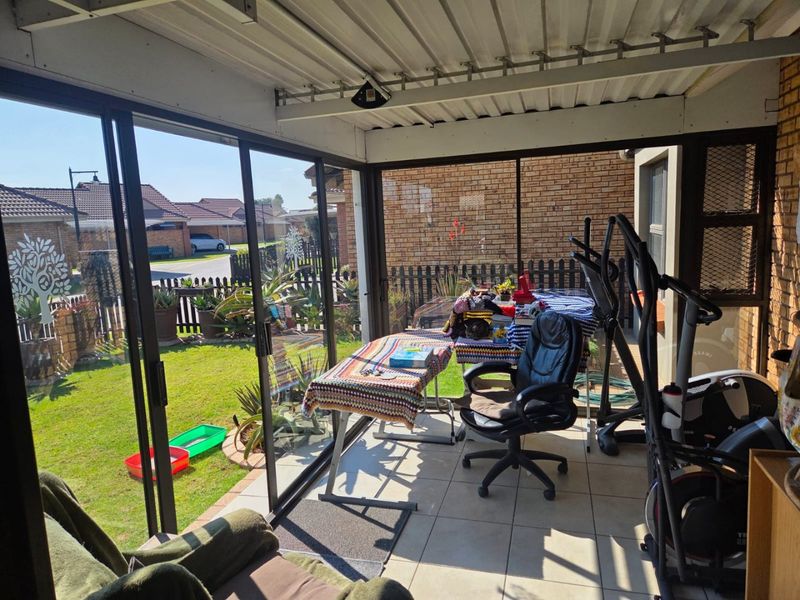 MODERN PET-FRIENDLY SIMPLEX IN A BEAUTIFUL LIFESTYLE ESTATE FOR OVER 50s - Photo 5