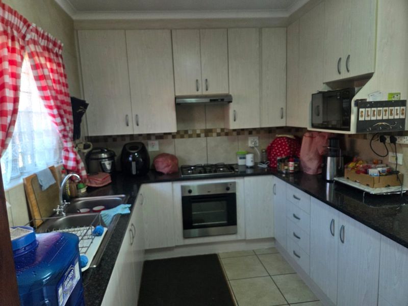 MODERN PET-FRIENDLY SIMPLEX IN A BEAUTIFUL LIFESTYLE ESTATE FOR OVER 50s - Photo 8