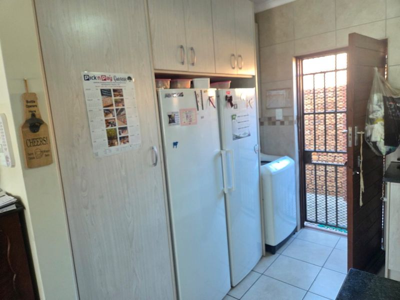 MODERN PET-FRIENDLY SIMPLEX IN A BEAUTIFUL LIFESTYLE ESTATE FOR OVER 50s - Photo 7