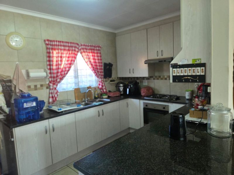 MODERN PET-FRIENDLY SIMPLEX IN A BEAUTIFUL LIFESTYLE ESTATE FOR OVER 50s - Photo 6