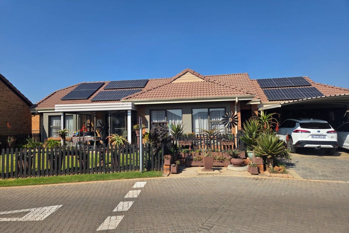MODERN PET-FRIENDLY SIMPLEX IN A BEAUTIFUL LIFESTYLE ESTATE FOR OVER 50s - Photo 3