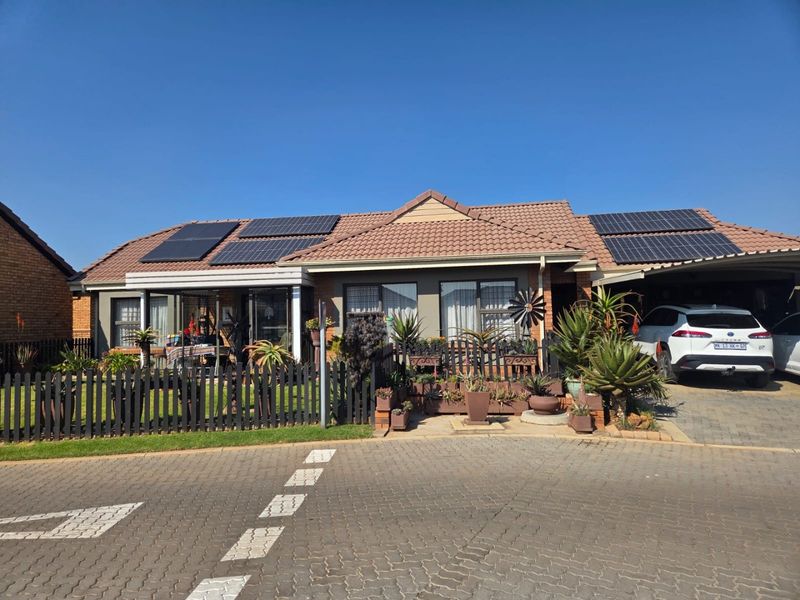 MODERN PET-FRIENDLY SIMPLEX IN A BEAUTIFUL LIFESTYLE ESTATE FOR OVER 50s - Photo 3