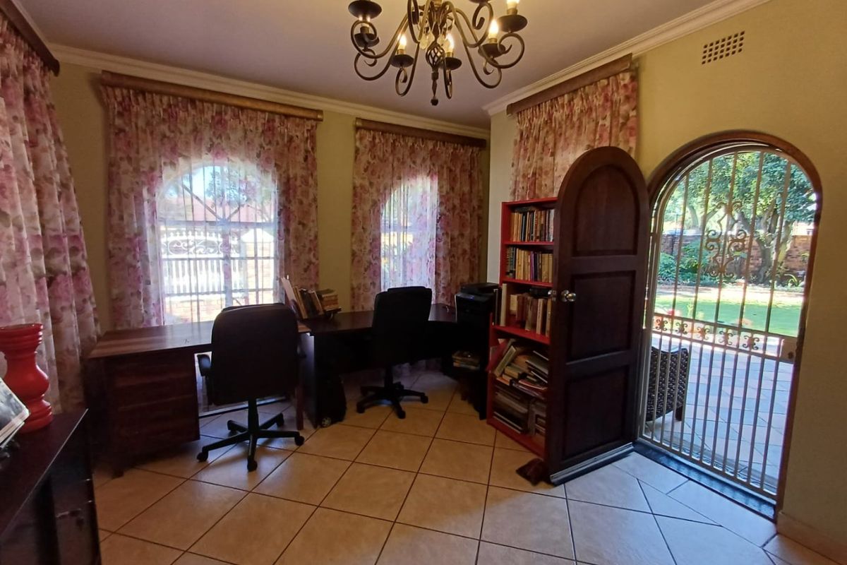 Charming Face-Brick Family Home in Morganridge - Photo 3