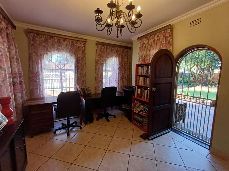 Charming Face-Brick Family Home in Morganridge - Photo 3