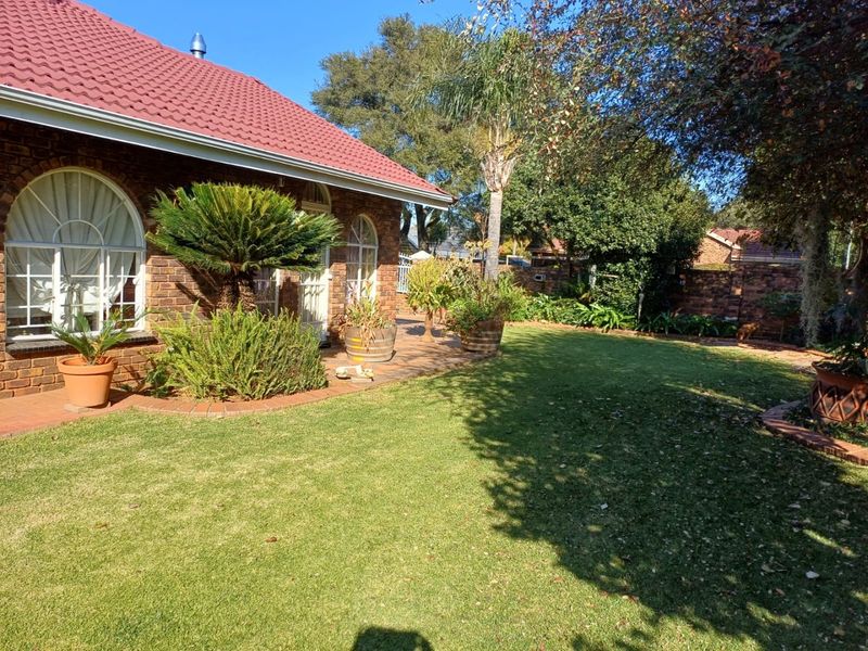 Charming Face-Brick Family Home in Morganridge - Photo 1