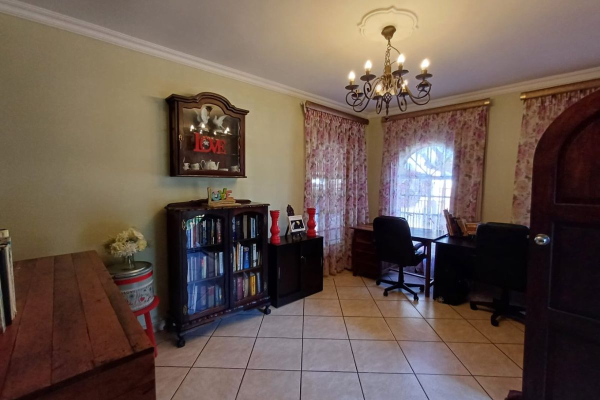 Charming Face-Brick Family Home in Morganridge - Photo 4