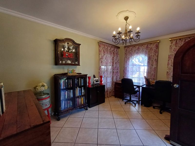 Charming Face-Brick Family Home in Morganridge - Photo 4