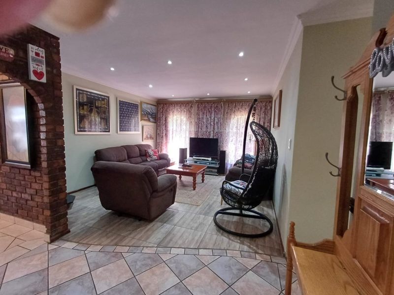 Charming Face-Brick Family Home in Morganridge - Photo 5