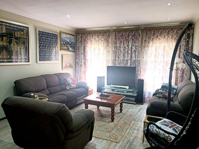 Charming Face-Brick Family Home in Morganridge - Photo 8