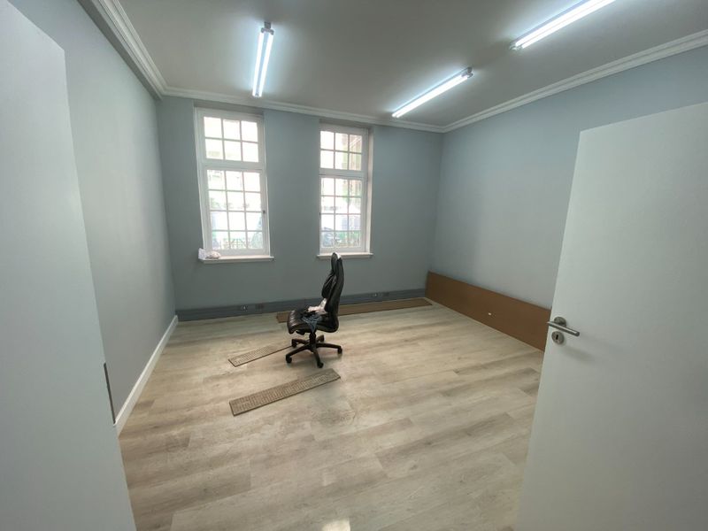 276m2 Commercial Space to Let - Photo 2