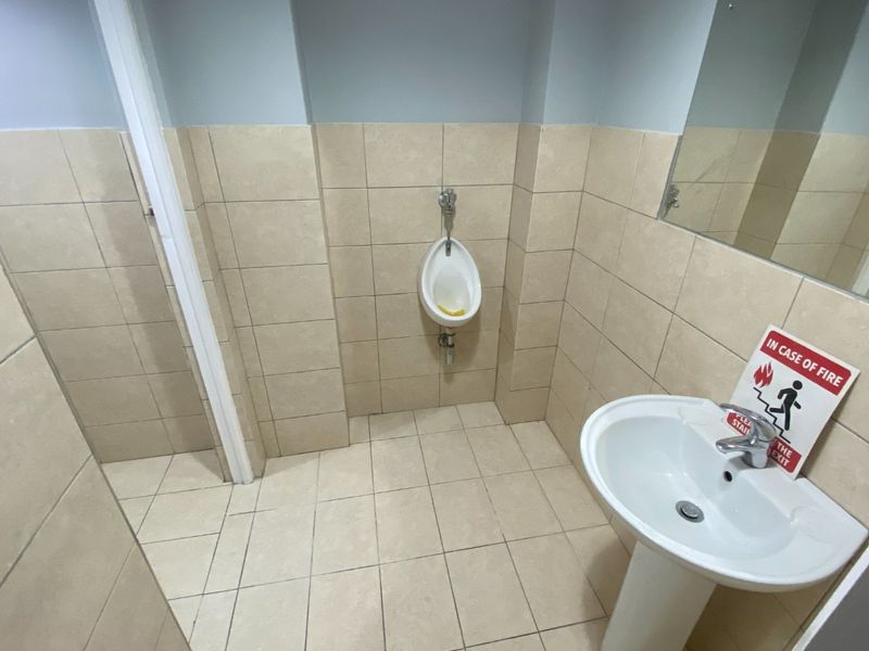 276m2 Commercial Space to Let - Photo 9