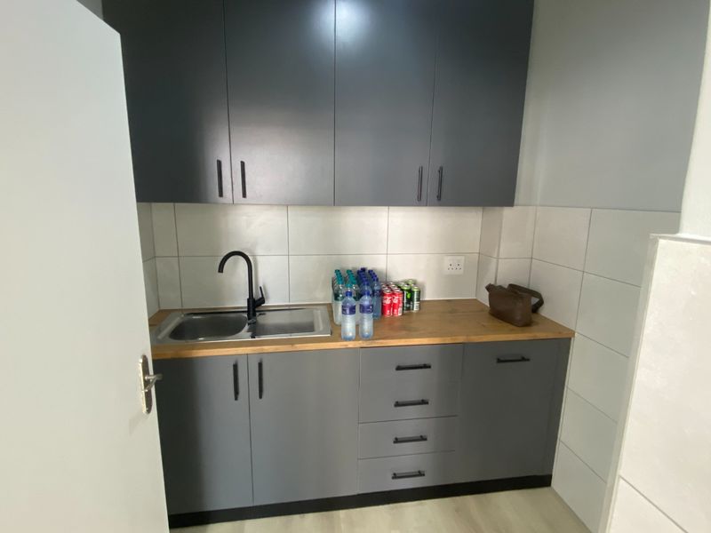 276m2 Commercial Space to Let - Photo 6
