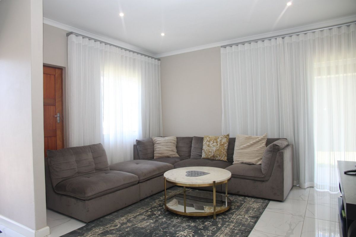 Coastal Family Home in Kidds Beach with Modern Comforts - Photo 5