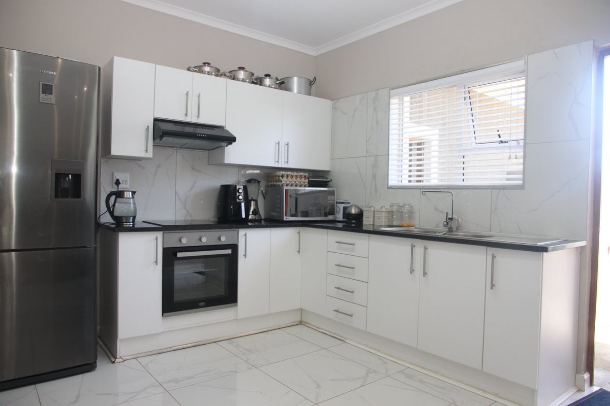 Coastal Family Home in Kidds Beach with Modern Comforts - Photo 4