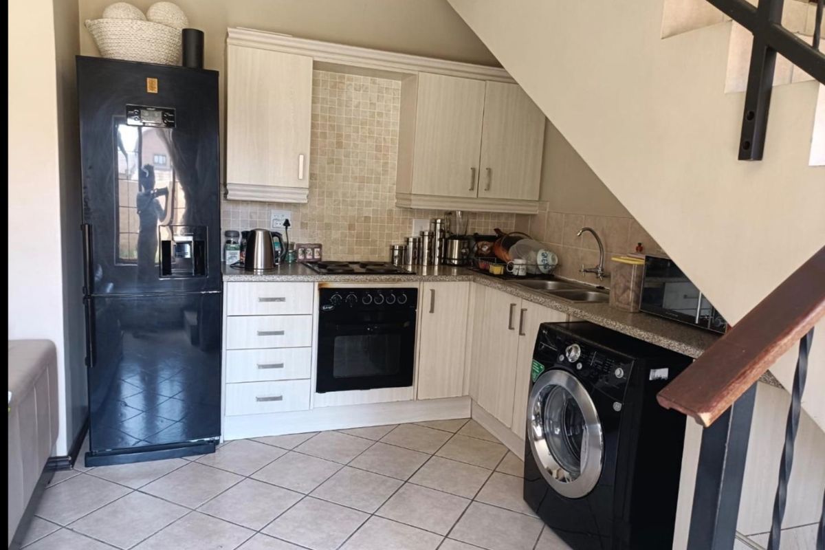 3 Bedroom Townhouse to Rent in Carlsworld - Photo 4