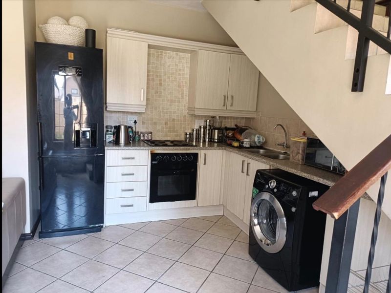 3 Bedroom Townhouse to Rent in Carlsworld - Photo 4