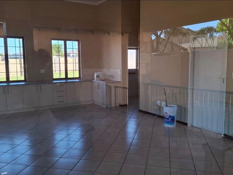 3 Bedroom Townhouse to Rent in Carlsworld - Photo 7