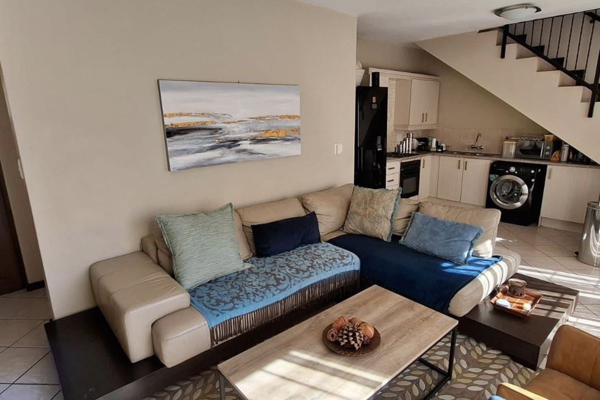 3 Bedroom Townhouse to Rent in Carlsworld - Photo 3