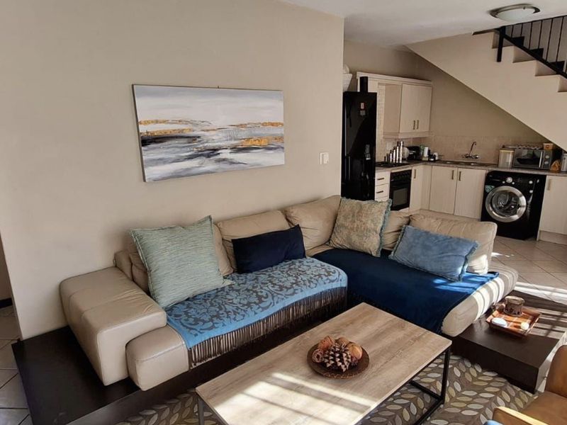 3 Bedroom Townhouse to Rent in Carlsworld - Photo 3