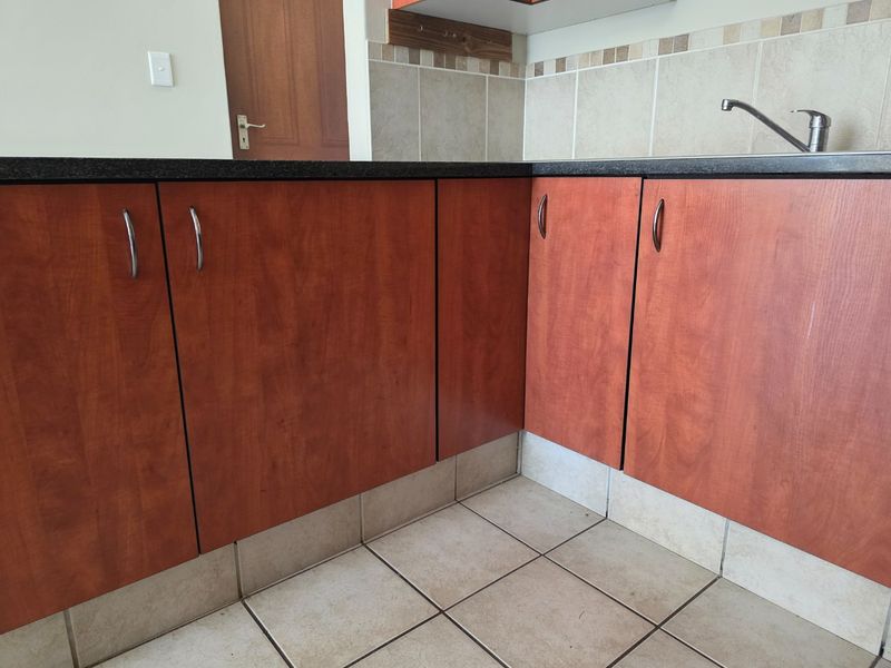 Sunny Sinoville Home with Open Plan Living in a Secure Complex. - Photo 10