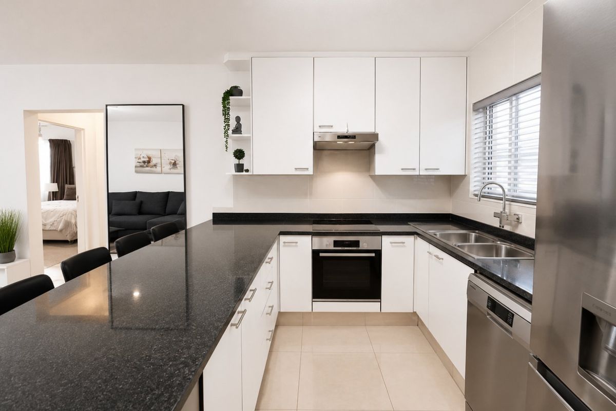 Spacious modern Ground Floor apartment in Germiston with Pet Friendly Private Garden. - Photo 2