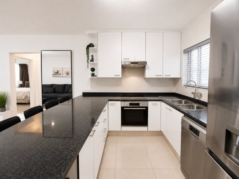 Spacious modern Ground Floor apartment in Germiston with Pet Friendly Private Garden. - Photo 2